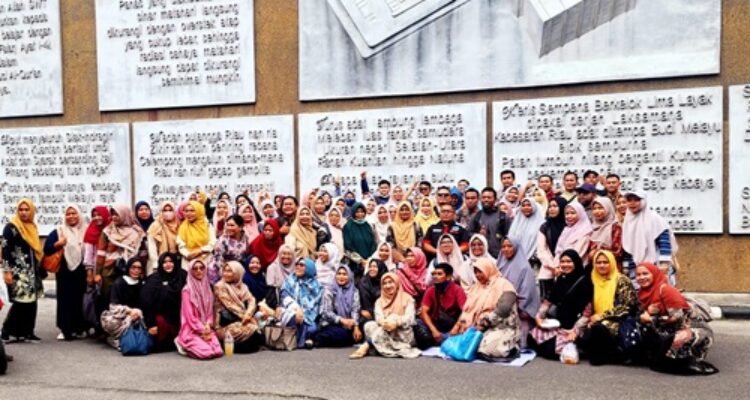 Guru-gurudi Riau menuntut relokasi penempatan agar sesuai dengan domisili KTP, sekolah asal, dan dekat dengan keluarga (foto/istimewa)