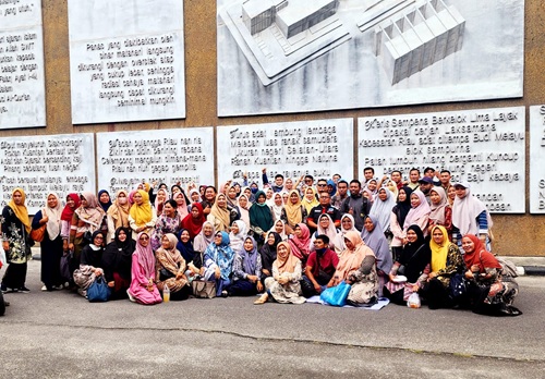 Guru-gurudi Riau menuntut relokasi penempatan agar sesuai dengan domisili KTP, sekolah asal, dan dekat dengan keluarga (foto/istimewa)
